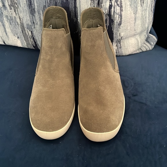 Sorel booties size 8.5 wedge - Picture 2 of 5